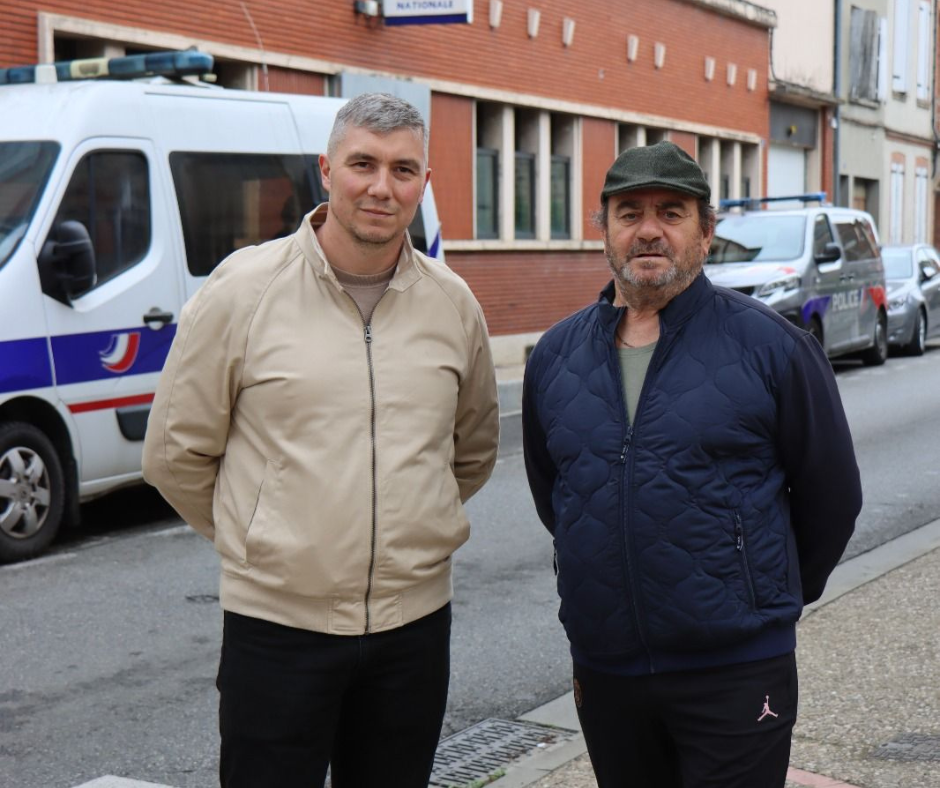 Julien Sueres et Christian Garcia devant le commissariat de police de Castelsarrasin